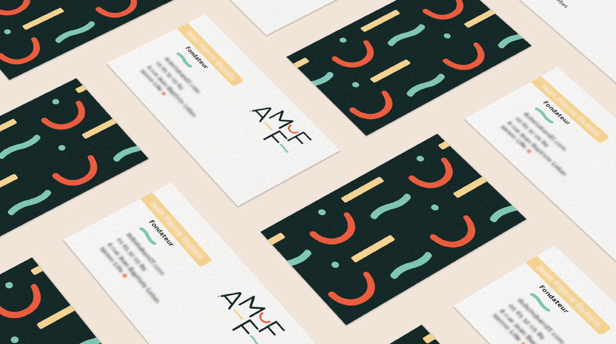 Création de logo typographique simple et élégant, efficace et moderne qui donne le sourire. Charte graphique souriante avec des couleurs vives. Réalisation par une graphiste freelance à Aurillac dans le Cantal. Studio de design et graphisme indépendant. Application de l'identité visuelle sur carte de visite.