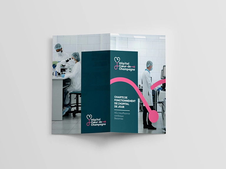 Création d'une brochure moderne simple et élégant, efficace et moderne avec une touche féminine pour un hôpital spécialisé en cardiologie. Charte graphique sobre avec un duo de vert et rose. Réalisation par une graphiste freelance à Aurillac dans le Cantal. Studio de design et graphisme indépendant. Cette plaquette comprend la charte de fonctionnement du centre hospitalier.